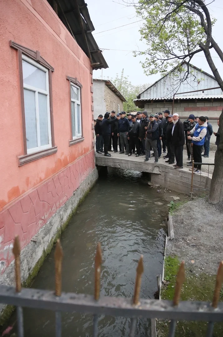 Ош шаарында дагы бир көчөдө реконструкция жүрүп, суу коргоо зонасындагы мыйзамсыз имараттар сүрдүрүлөт