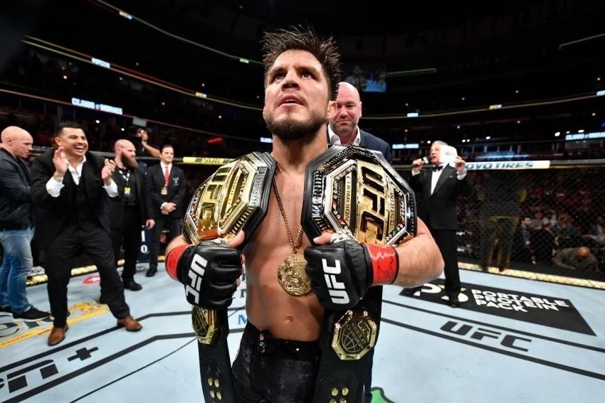UFC мушкери Генри Сехудо'nun чемпиондук белеси уурдалып кетти