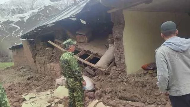 Тажикстандагы жер титирөөдөн 90дан ашык үй талкаланган