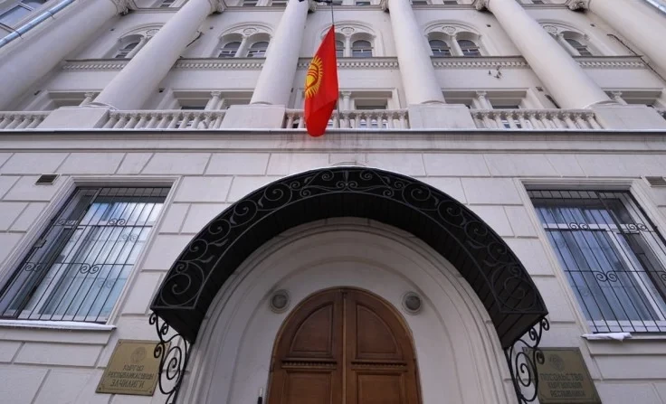 Москвадагы банада кыргызстандыктарды кармоо боюнча маалымат. Элчиликте жарандарга консулдук-укуктук жардам көрсөтүлүп жатканы билдирилди