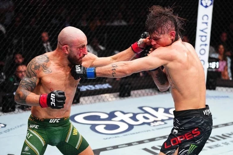 Александр Волкановский кайрадан UFC полулёгкой салмактагы чемпиону