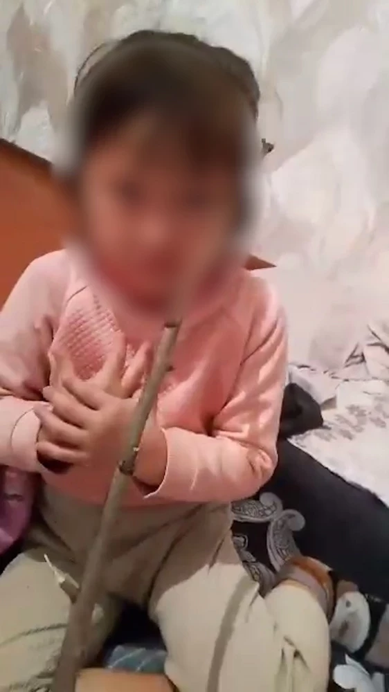 Эркек адамды өз баласын сабаганы үчүн шектешкен. Иш алып барылып, сотто жабылган