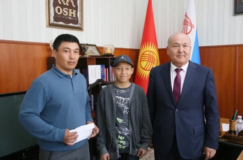 Ош шаарынын мэри Озгур айылынан келген балага мал сатып алуу үчүн 200 миң сом тапшырды