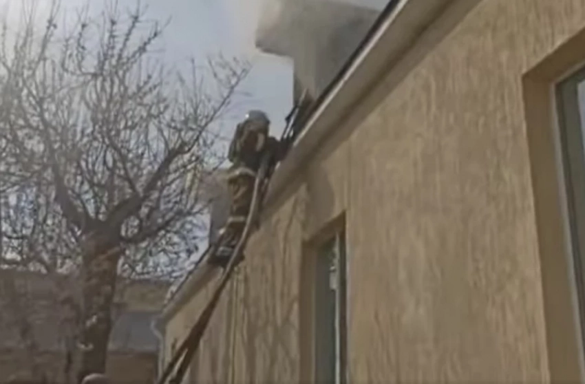 Бишкекте жеке турак үй от чыгып жатат (буюм)