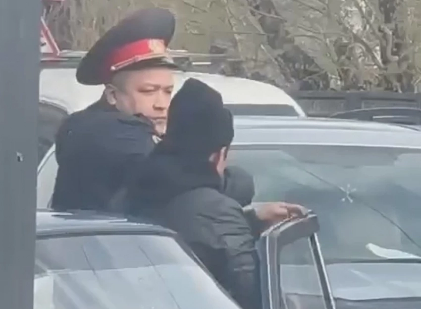 Участковый бир нече жолу айдоочуну уруп, анын телефонун алууга аракет кылды (видео)