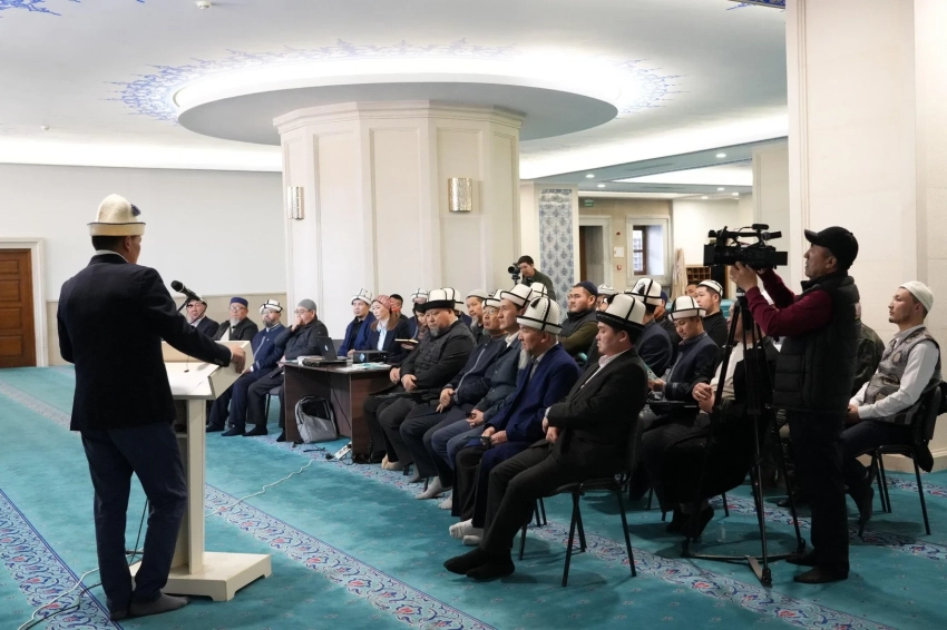 Бишкектин борбордук мечитинде мүлк жана автоунааларды камсыздандыруу боюнча жолугушуу өткөрүлдү