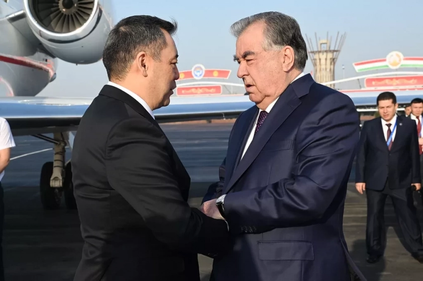 Садыр Жапаров Худжанд шаарына Тажикстан, Кыргызстан жана Өзбекстандын мамлекет башчыларынын саммитине келди