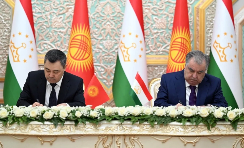 Садыр Жапаров жана Эмомали Рахмон ратификациялык грамоталарды алмашуу Протоколуна кол коюшту