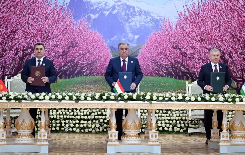 Кыргызстан, Тажикстан жана Өзбекстандын президенттери үч мамлекеттин мамлекеттик чек араларынын кесилишине байланыштуу келишимге кол коюшту