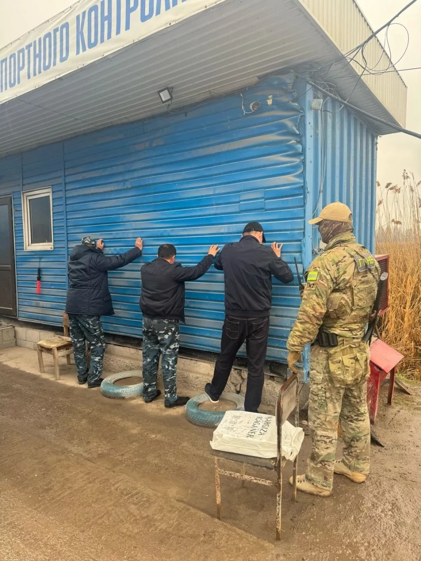 ГКНБ салык кызматынын жана транспорт министрлигинин кызматкерлерин контрабандалык товарларды легалдаштыруу үчүн кармады