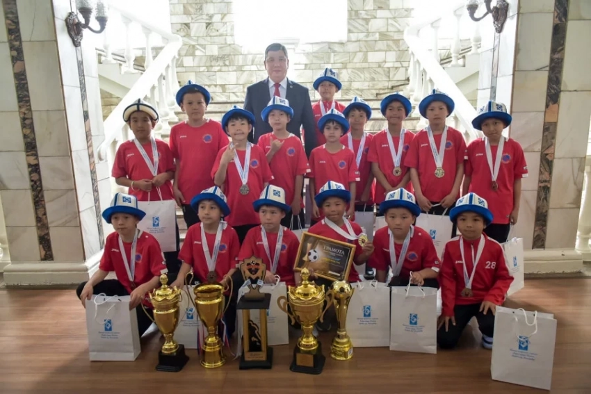 Бишкектин мэри жаш футболчуларды жеңиши менен куттуктап, сыйлыктарды тапшырды