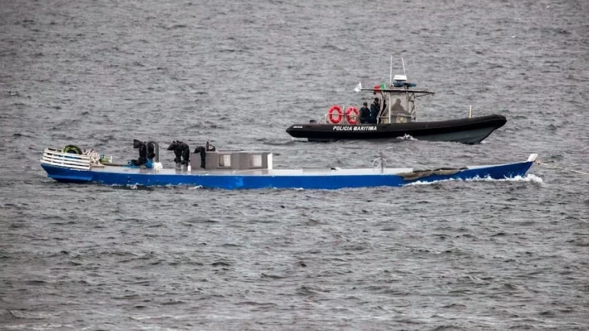 Португалия полициясы Атлантикада кокаин менен жасалма жарым сууда жүзүп жаткан кемени кармады