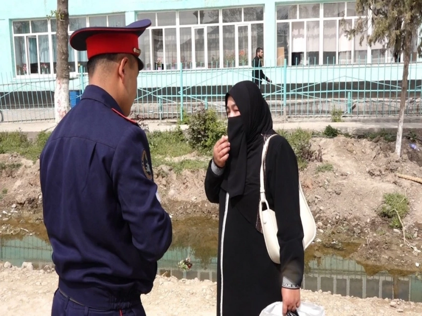 Джалал-Абаддын тургундарына никаб чечүү боюнча тыюу тууралуу эскертишти