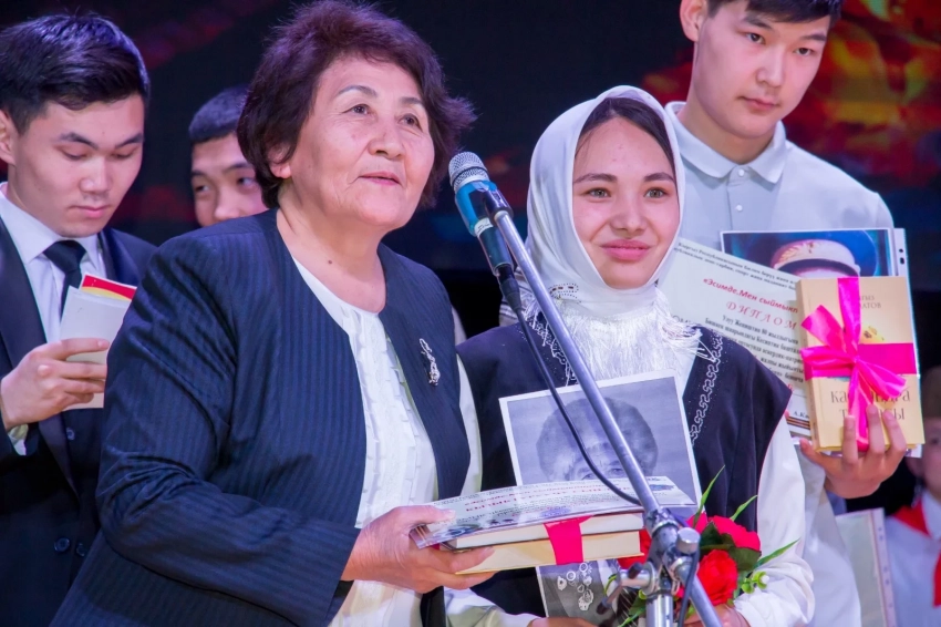 Бишкекте Улуу Жеңишке арналган конкурс жеңүүчүлөрүнө сыйлыктар тапшырылды