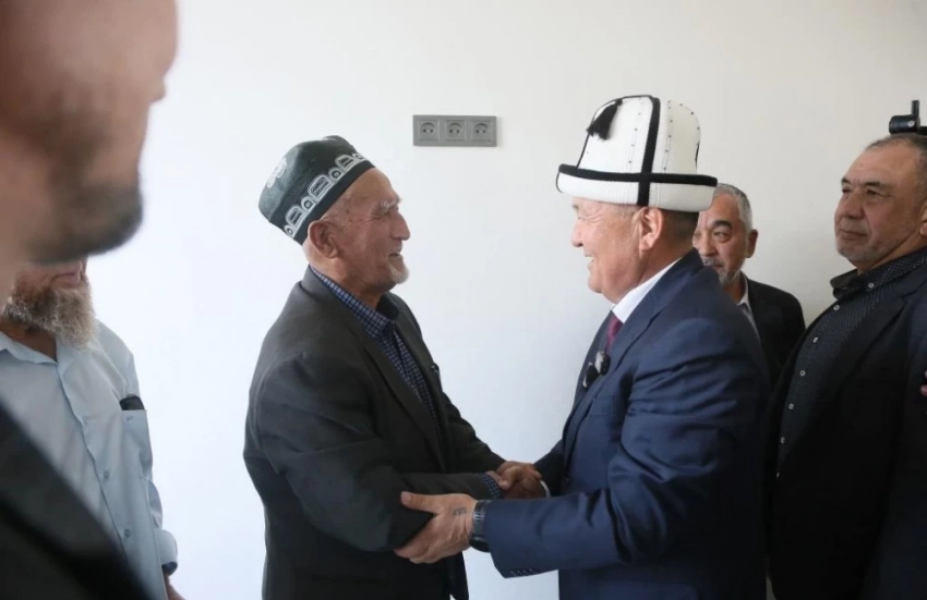 Ош шаарында эки көп балалуу үй-бүлөгө батирдин ачкычтары тапшырылды