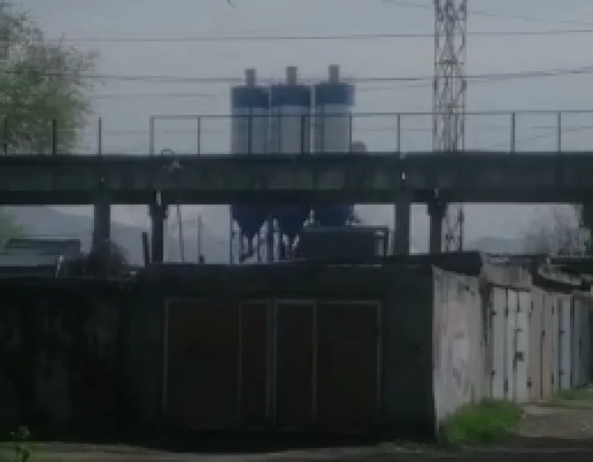 Новопокровкадагы турак жай комплексинин борборунда цемент заводу курулду