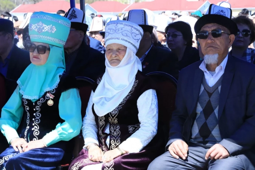 Камчыбек Ташиев Талас шаарында заманбап стадиондун курулушуна капсула салды