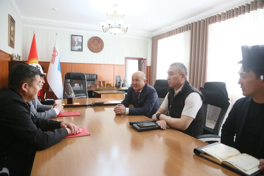 Ош шаарындагы мэр аз камсыздалган үй-бүлөлөр үчүн батирлер беришкен курулуш компанияларын сыйлады