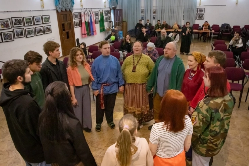 Фольклордук-этнографиялык студия "Сретенье" Омскиден "Вечерка" жандандырат