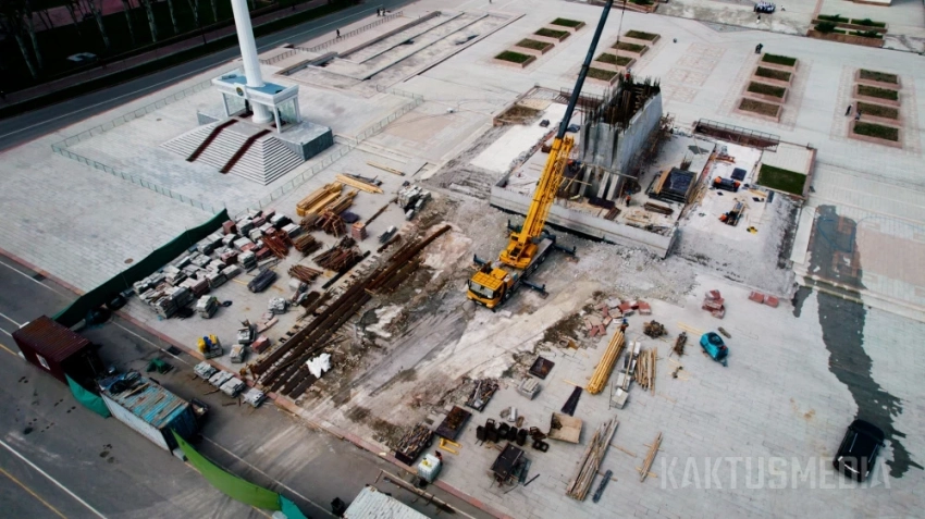 Бишкектин борборундагы "Айкөл Манас" монументинин реконструкциясы кандай өтүп жатат. Дрондун видеосу