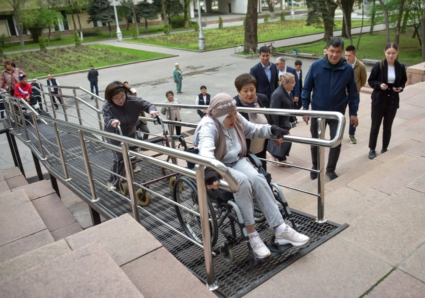 Бишкек шаарындагы Опера жана балет театрына пандустар орнотулду