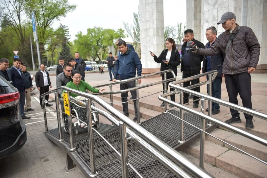 Кирүү үчүн ыңгайлуу шарттар: Бишкек шаарында мүмкүнчүлүгү чектелген адамдар үчүн ыңгайлуу пандустар орнотулууда