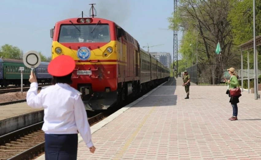 Чүй облусунда Европадан келген туристтерди ташыган поезди таш менен уралды, жабыркагандар бар