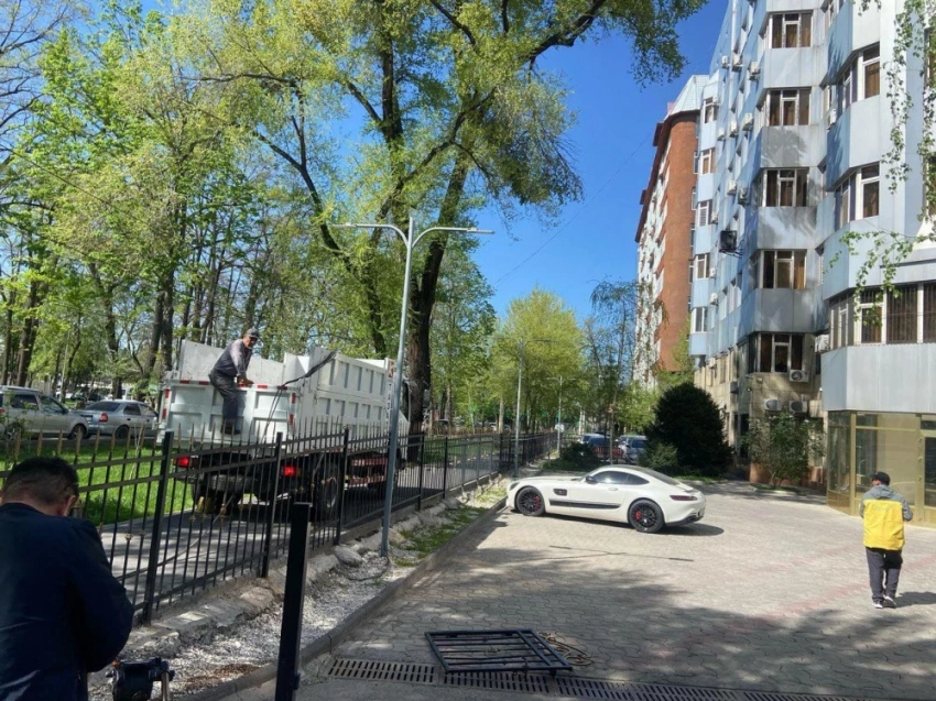 Шаардык тургундарды мэрдин үйүнүн айланасындагы тосмону алдырбагандыгы таң калтырды. Мэр жооп берди