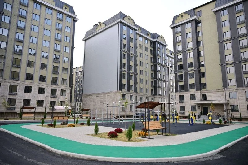 Садыр Жапаров открыл ипотечный ЖК «Асман Резиденс-4» в Сузаке