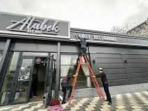 В Оше массово демонтируют вывески не на кыргызском языке