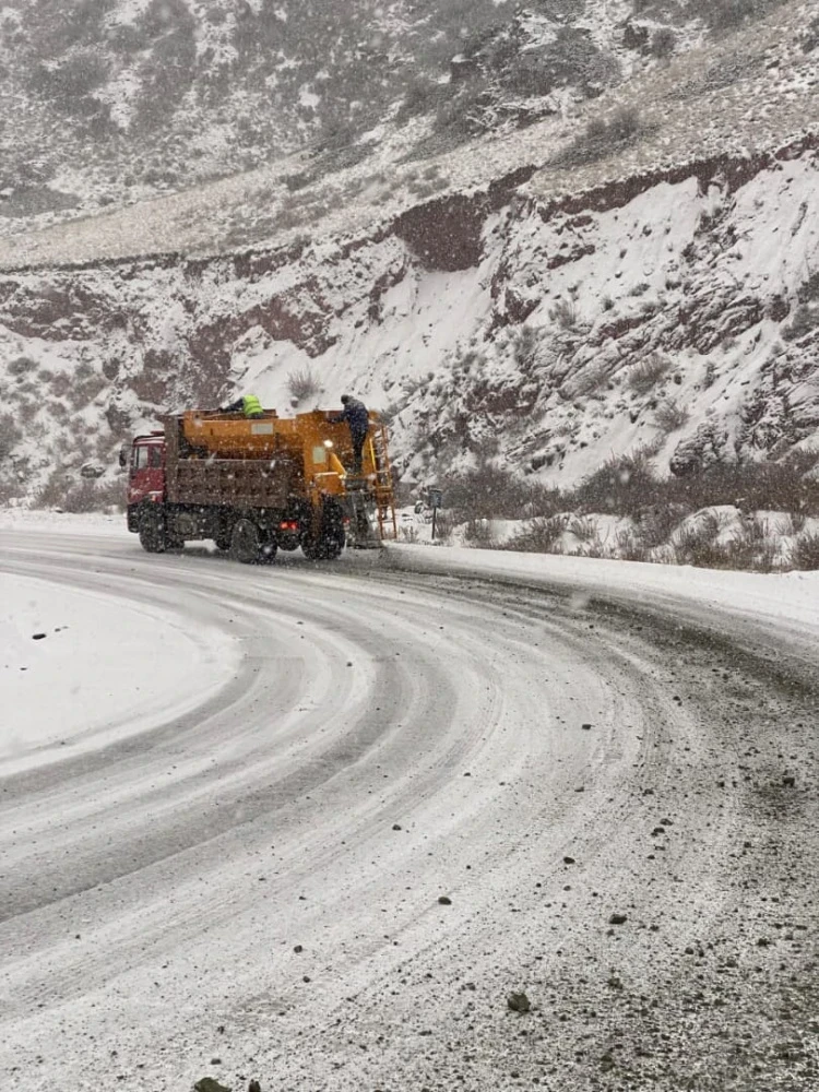 На горных перевалах ввели ограничения для грузовиков из-за снегопада