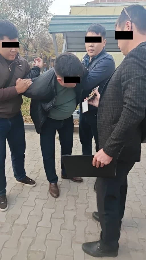 "Требовал 350 тыс. сомов". Адвоката задержали по подозрению в вымогательстве (фото, видео)