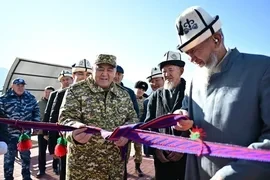 Ташиев в Ошской области вручил ключи от квартир пограничникам