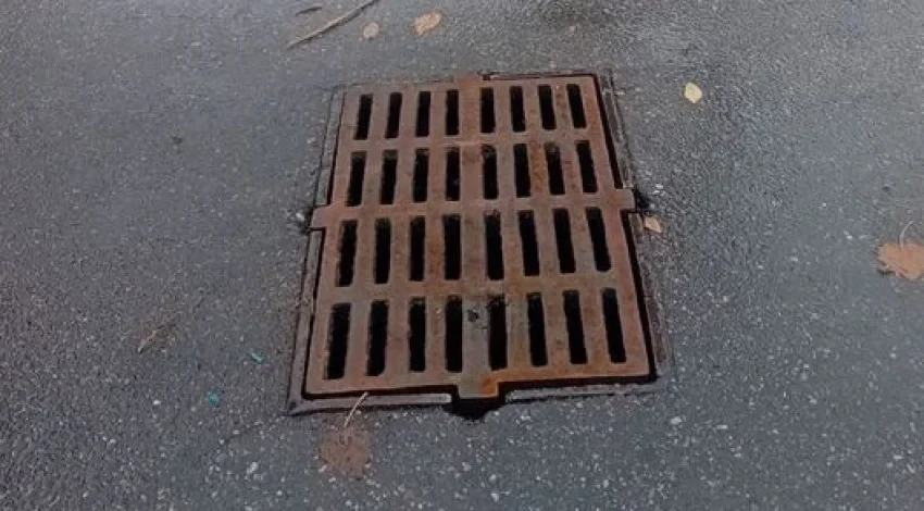 В Бишкеке восстанавливают ливнеприемные решетки