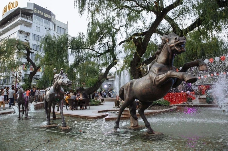 Любимый фонтан с бронзовыми лошадьми возле ЦУМа вернут на место