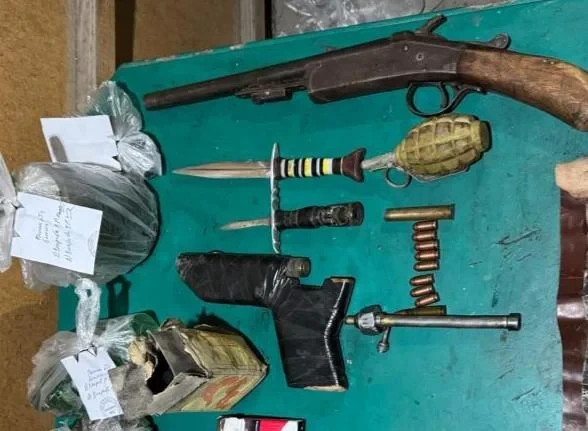 В Московском районе задержали мужчину за хранение наркотиков и оружия