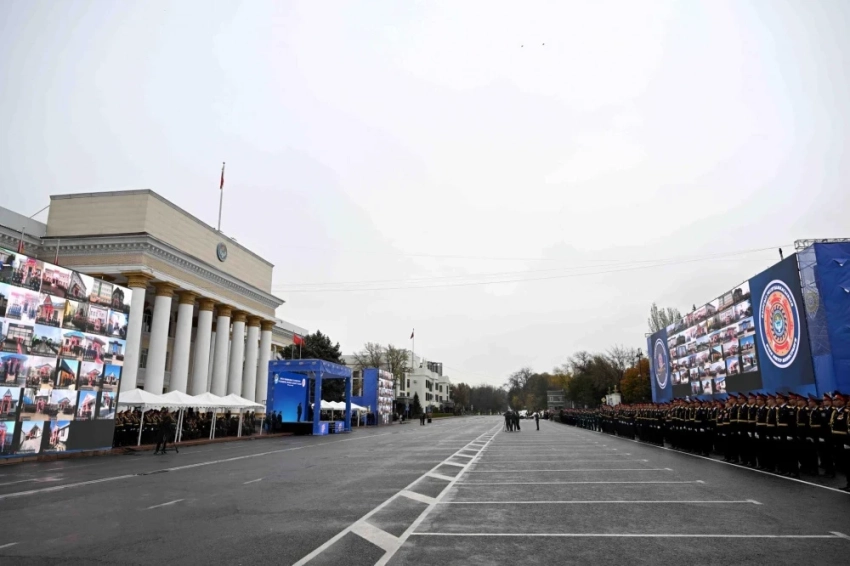 Садыр Жапаров поздравил сотрудников МВД с 101-летием кыргызской милиции