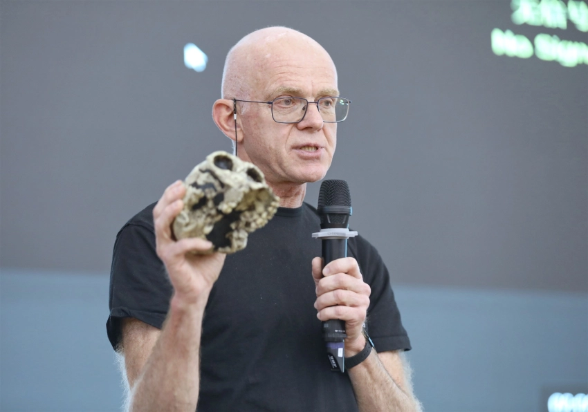 Популярные учёные представили в Бишкеке новейшие данные об эволюции человека