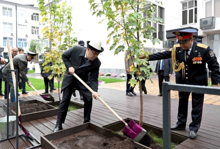 Садыр Жапаров и Камчыбек Ташиев осмотрели новое здание ГУ МВД Бишкека