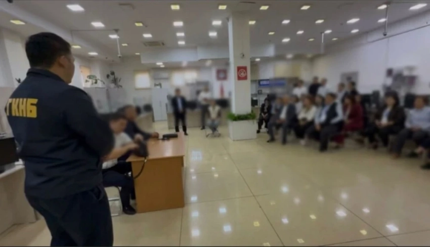 В Бишкеке работники ЦОН брали деньги за приоритетное оформление документов