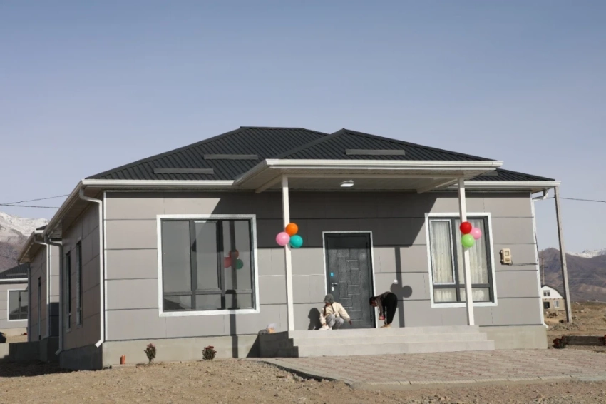 Шесть переселенных от железной дороги семей в Балыкчы получили ключи от новых домов