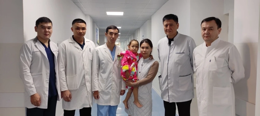Бишкекские хирурги провели операцию девочке с редкой патологией