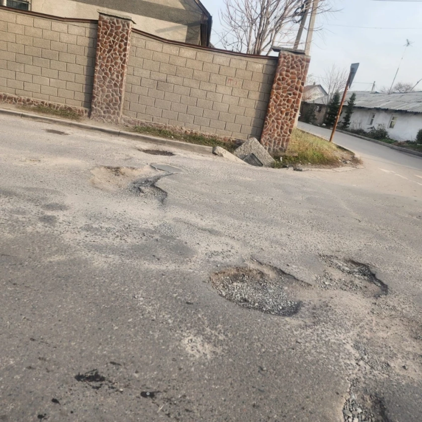 "Ямы и выбоины такие, что невозможно пройти". Жалобы на дорогу