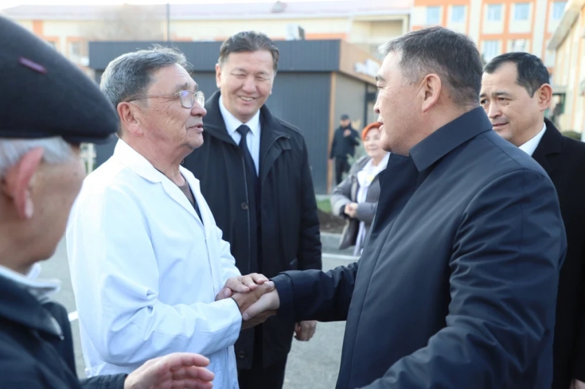 Камчыбек Ташиев передал НЦОМиД новые автомобили