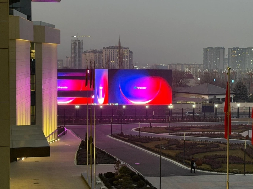 У входа в "Ынтымак Ордо" устанавливают конструкции под новый LED-экран