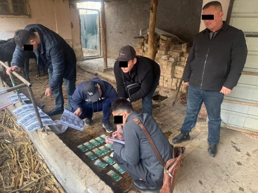 ГКНБ КР задержал сотрудников УВД Ошской области с поличным при получении взятки. Один задержанный оказал сопротивление