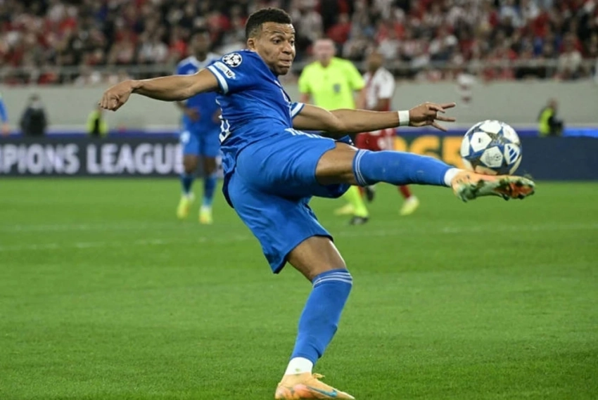 Мбаппе устанавливает рекорды, забив четыре гола в матче Лиги чемпионов