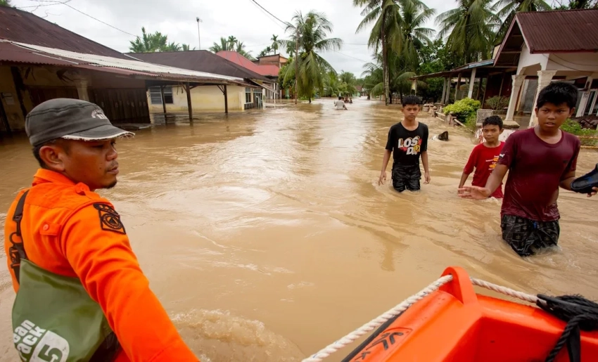 Число погибших от наводнений в Индонезии выросло до 417