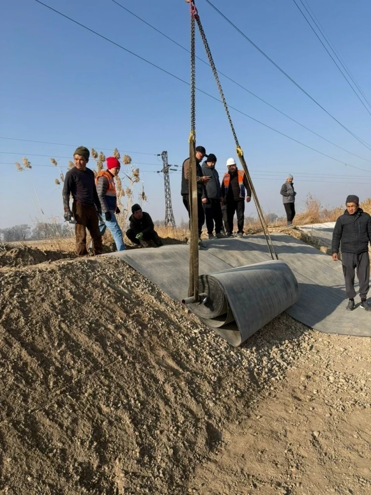 В Аламудунском районе начали укладку бетонного полотна на канале "Р-7"