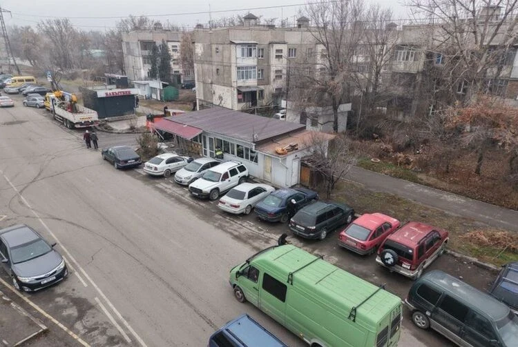 В Бишкеке продолжают сносить незаконные объекты